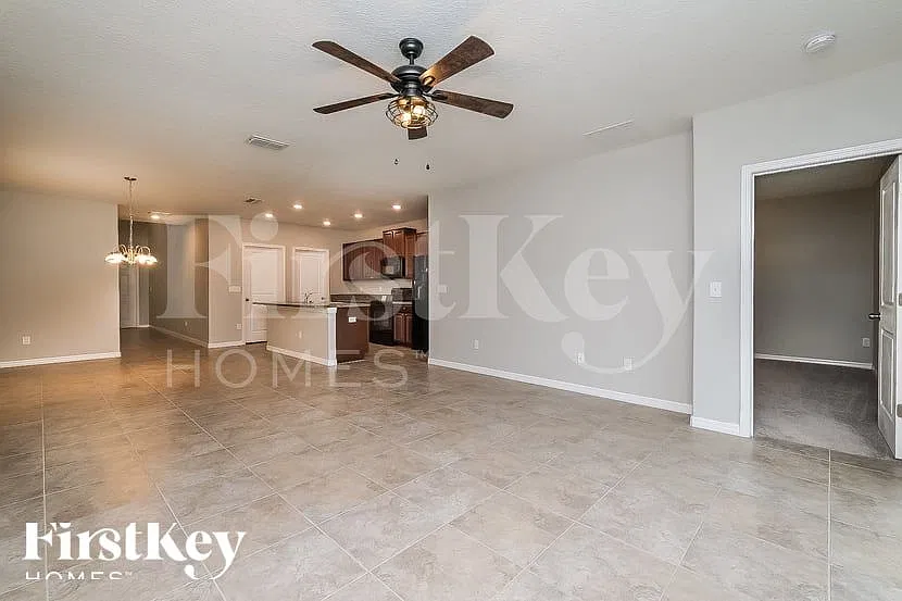 5 bed, 2.5 bath, 2389 sqft, $3,100 — Photo 3