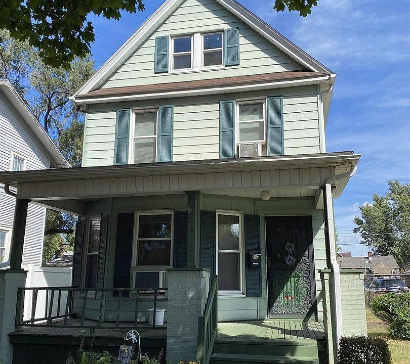 Welcome to your new 3BD/2BA home located in the heart of Rock Island!