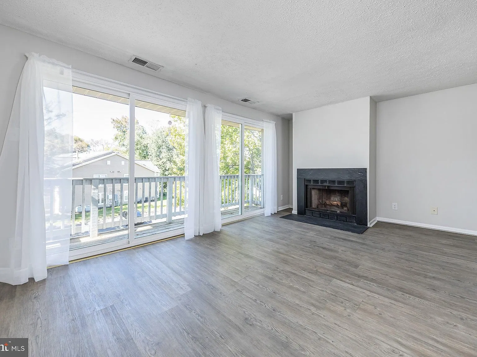2 bed, 2.0 bath, 912 sqft, $1,850 — Photo 2