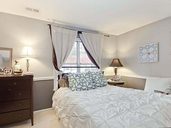 5th image of 2813 S Woodrow St APT E