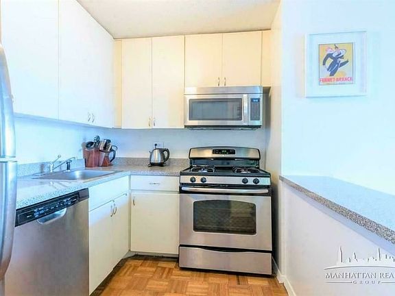 4th image of 328 W 43rd St #4B