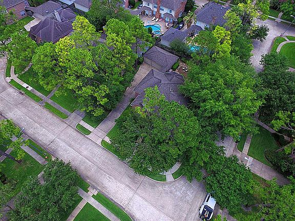 3rd image of 4002 N Beechwood Ct