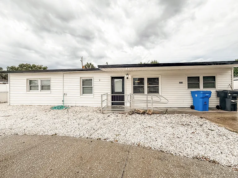 Cresthill Dr — Photo 4