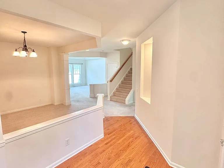 8704 Mayfair Ct — Photo 3