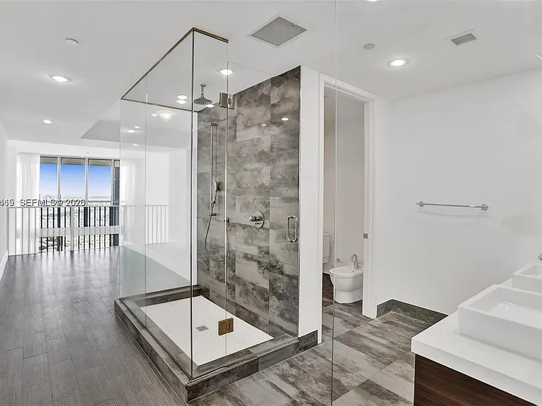 1100 Biscayne Blvd #5705 — Photo 21