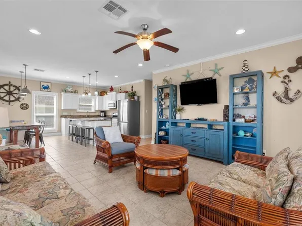 135 Ocean Shore Dr, Pt Bolivar, TX 77650