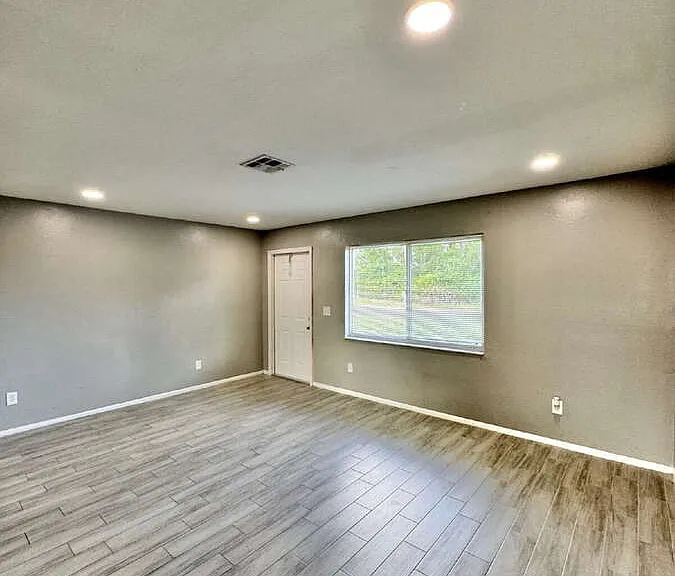 142 Harry Ave S — Photo 3