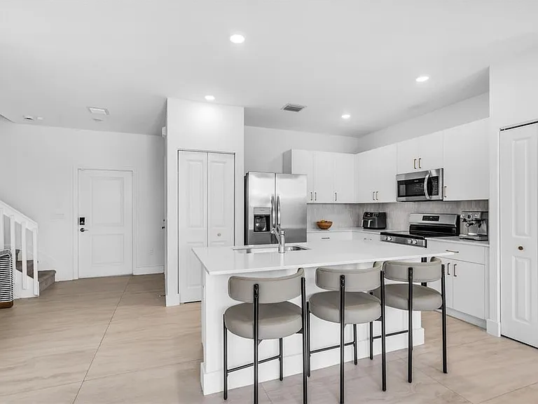 11927 NW 46th St — Photo 10