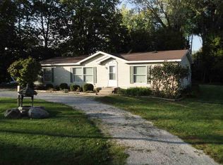 8272 E Hatchery Rd, Syracuse, IN 46567