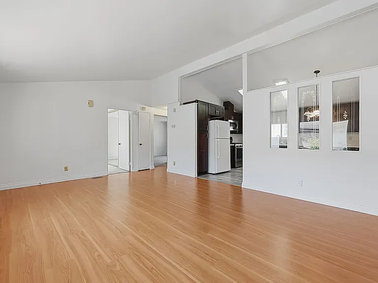 3 bed, 1296 sqft, $3,300 — Photo 3
