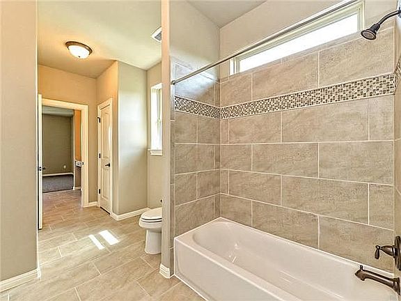 3rd image of 413 Bella Montagna Cir