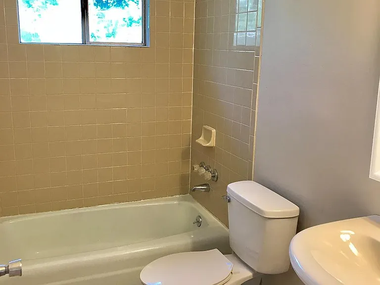 220 Highwood Dr — Photo 5