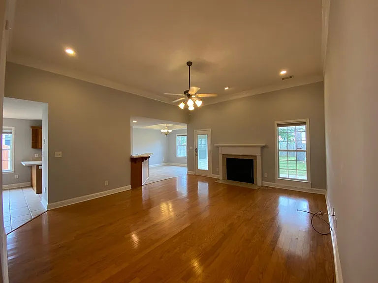 205 Drayton Ct — Photo 3