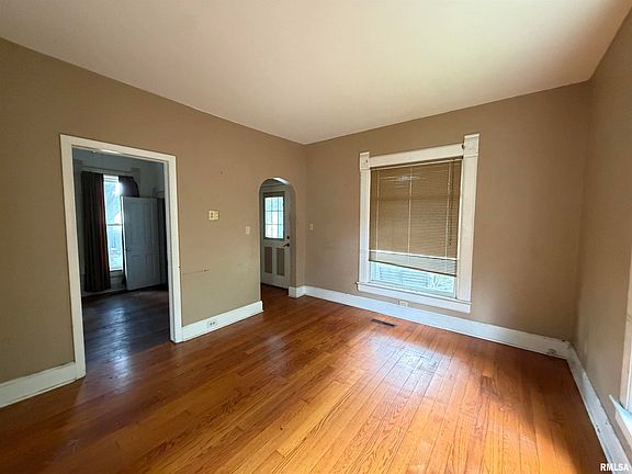 5th image of 696 Arnold St