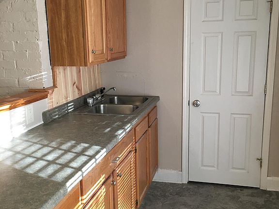 3rd image of 915 S 5th Ave