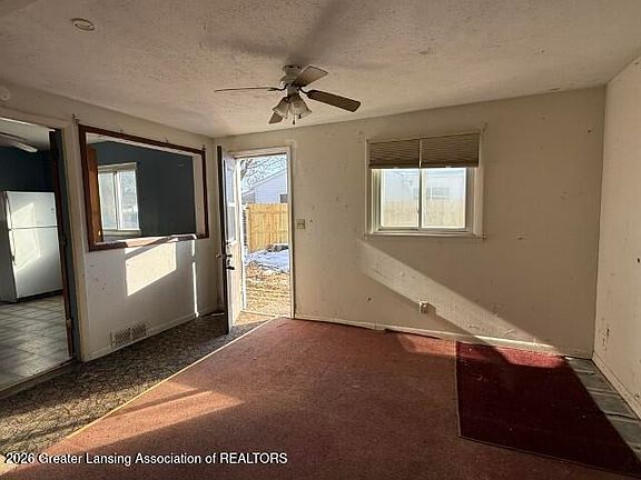 4th image of 206 Folk St