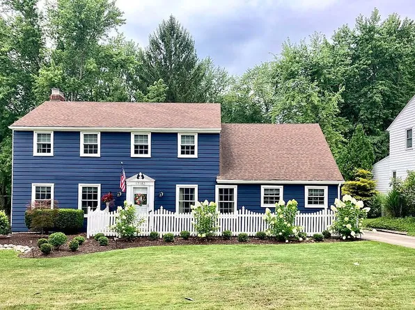 17182 E View Dr, Chagrin Falls, OH 44023