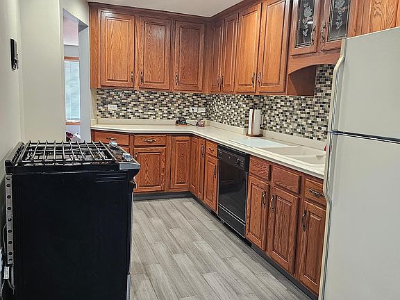 4th image of 122 Parkedge Ave