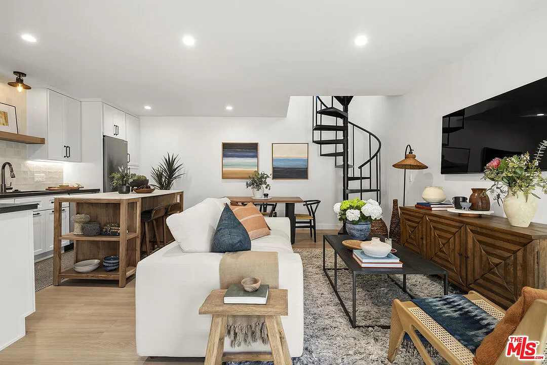 2 bed, 1.5 bath, 800 sqft, $3,850 — Photo 1