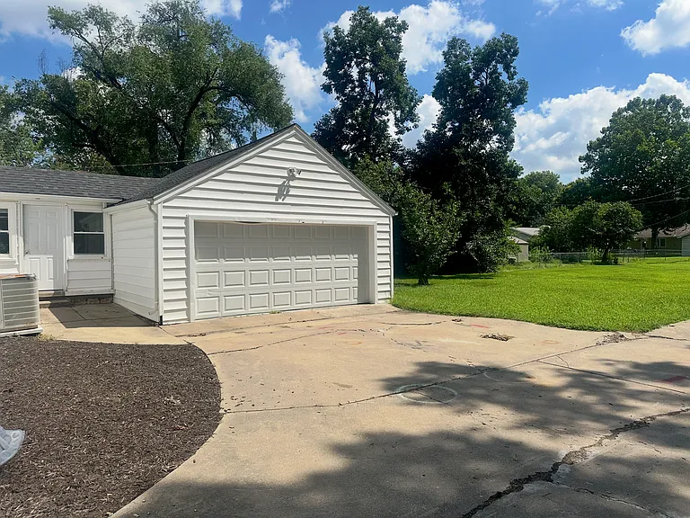 2212 SW Burnett Rd — Photo 14