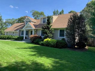 4 Pin Oak Ln, Westhampton Beach, NY 11978