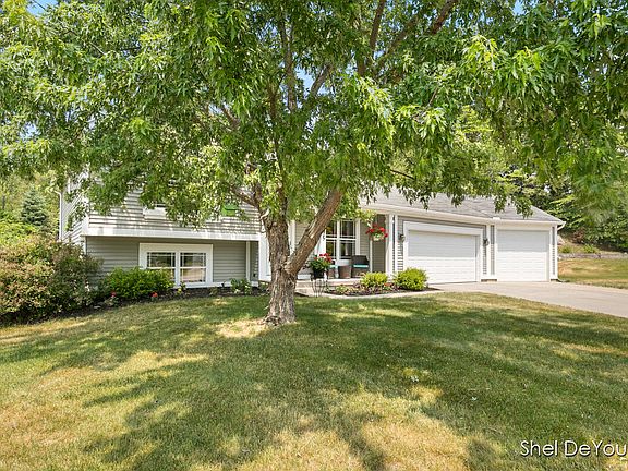 2nd image of 1195 N Trail Ct NE