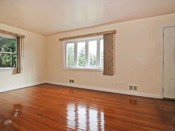 4th image of 35 Liberty Ave