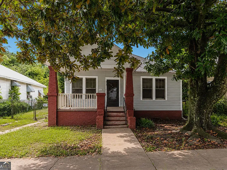 672 Bowden St — Photo 2
