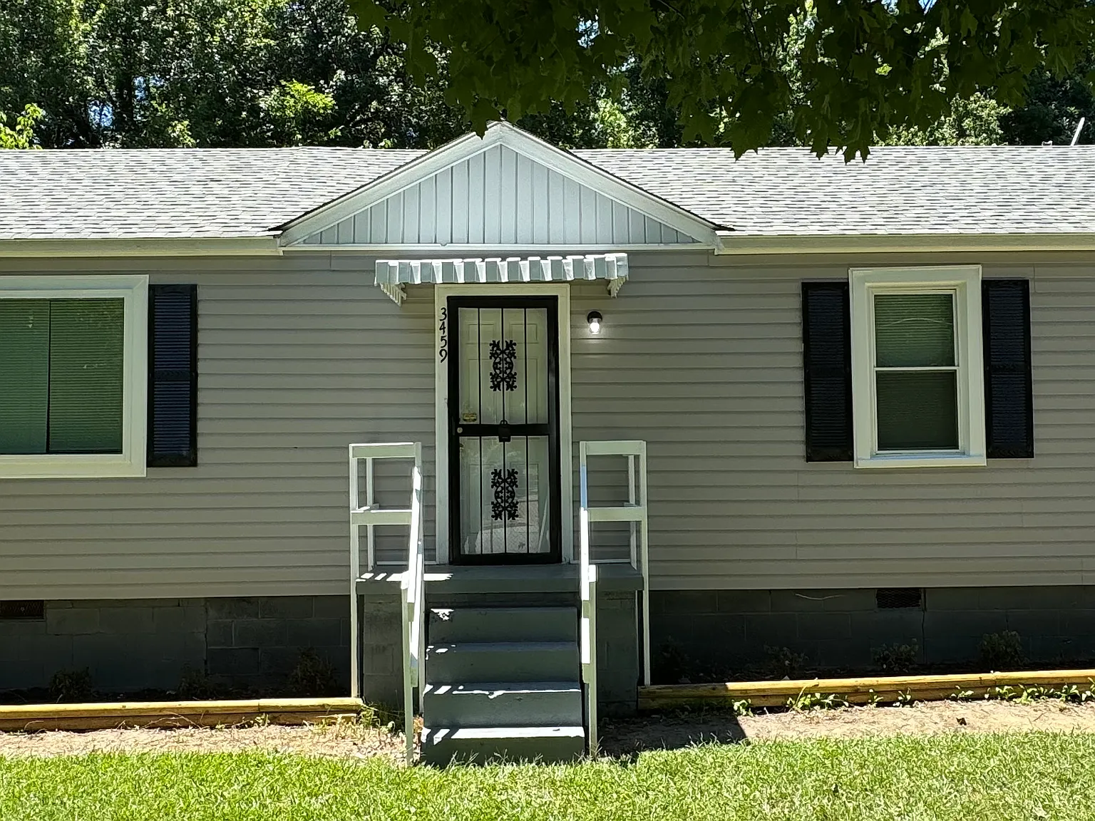 Coming Soon! Beautiful 3 bedroom, 1 bathroom home for rent — Photo 1