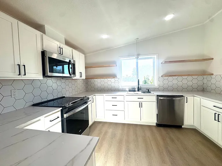 692 NW 15th St — Photo 6