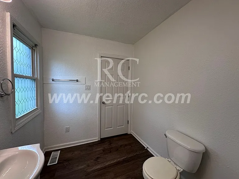 702 S Sandusky St — Photo 5