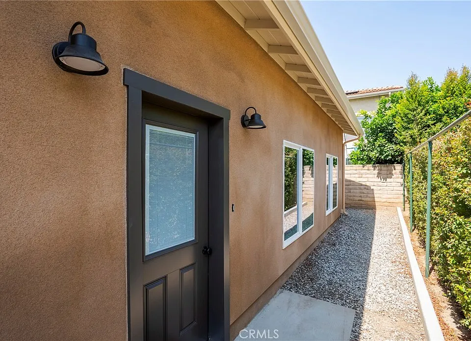 1732 E Ruddock