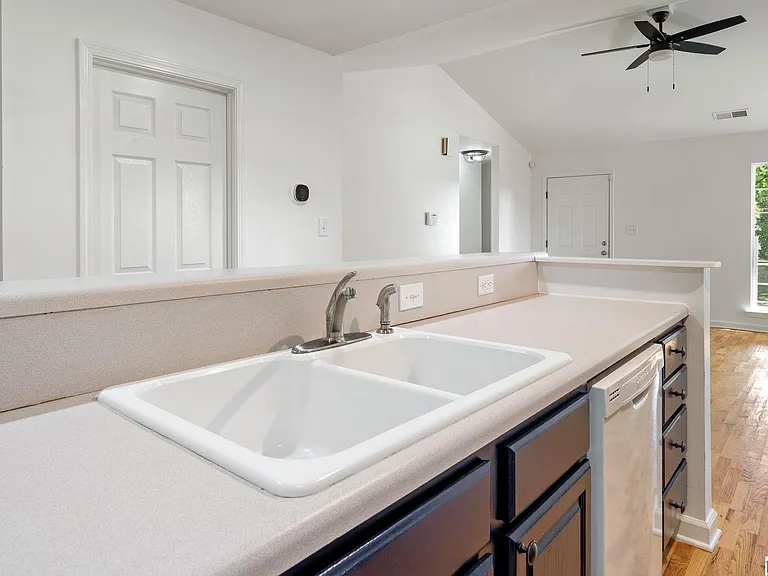 1004 W Walnut St — Photo 13