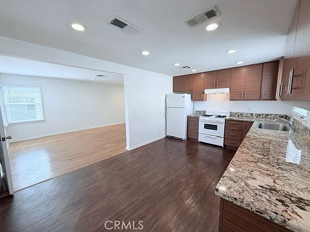 2 bed, 825 sqft, $3,000 — Photo 3