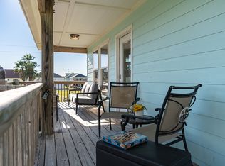 960 Crane Ln, Crystal Beach, TX 77650