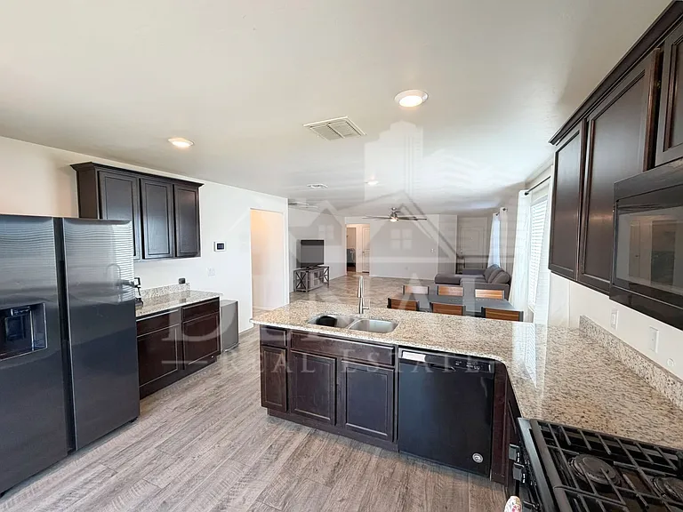 4101 E Braddock Dr — Photo 4