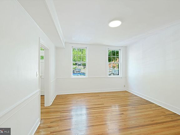4th image of 424 S Royal St