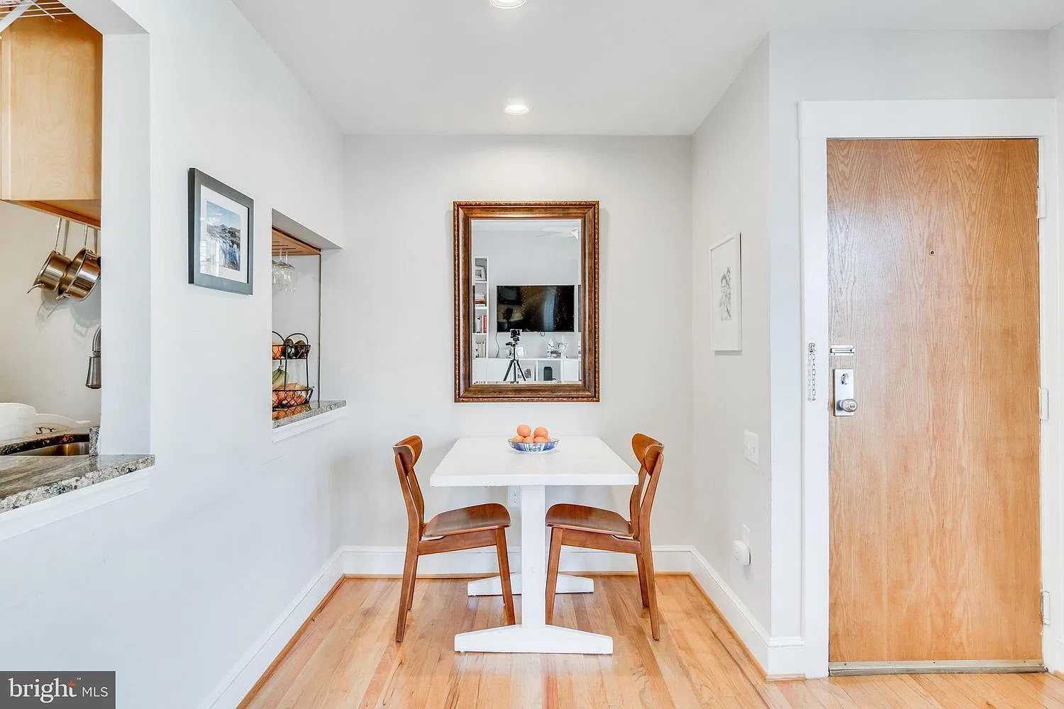 2 bed, 900 sqft, $3,700 — Photo 2