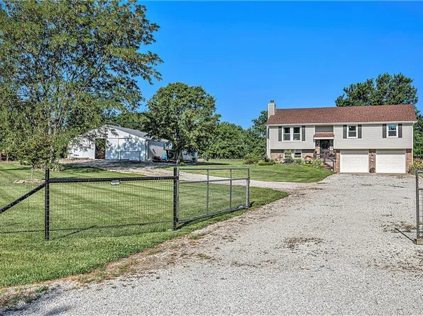 21318 S Briar Rd, Peculiar, MO 64078