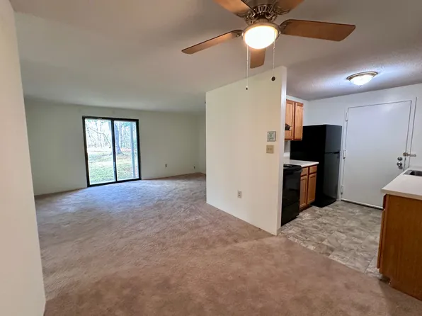 21 Village Rock Ln APT 2, Natick, MA 01760