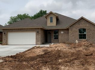 409 NE 20th St, Moore, OK 73160