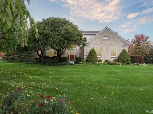 1107 Mountainside Dr, Lake Orion, MI 48362