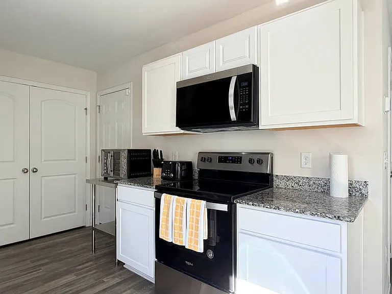 301 Long Grove Ln — Photo 4