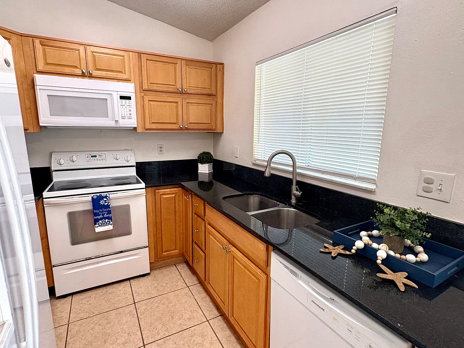 3 bed, 995 sqft, $1,900 — Photo 3