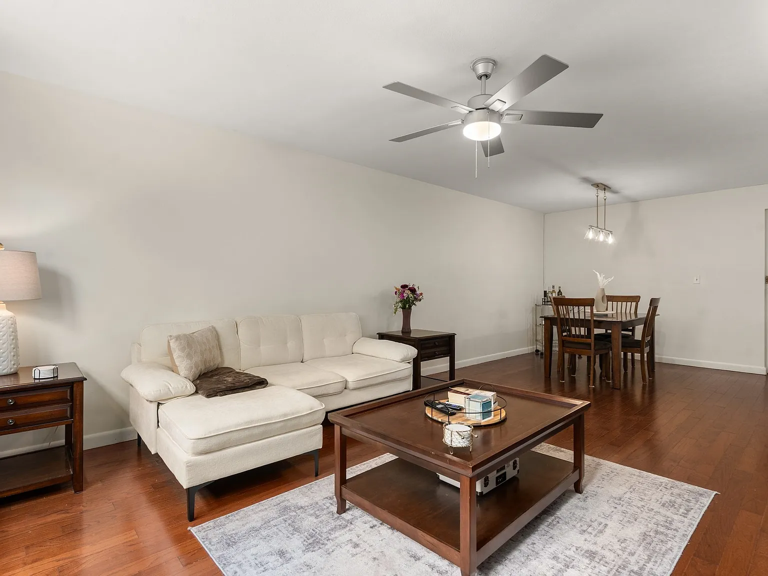1 bed, 1.0 bath, 670 sqft, $2,400 — Photo 2