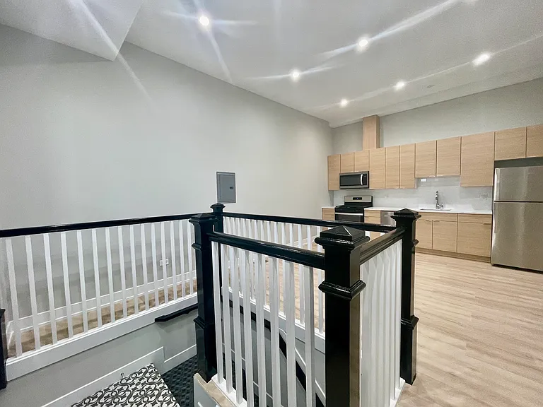2158 W 18th St #2 — Photo 3