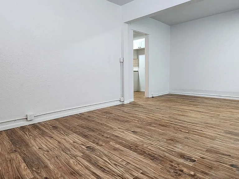 Adams Apartments — Photo 6