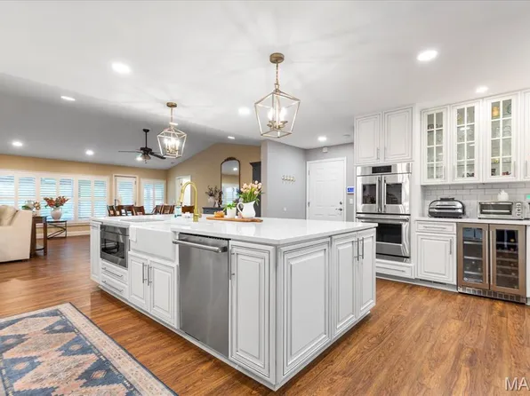 110 New Ballwin Rd, Ballwin, MO 63021