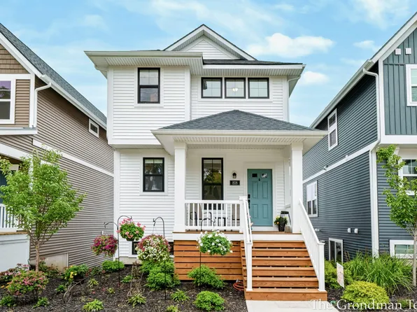 818 S Lake St, Whitehall, MI 49461