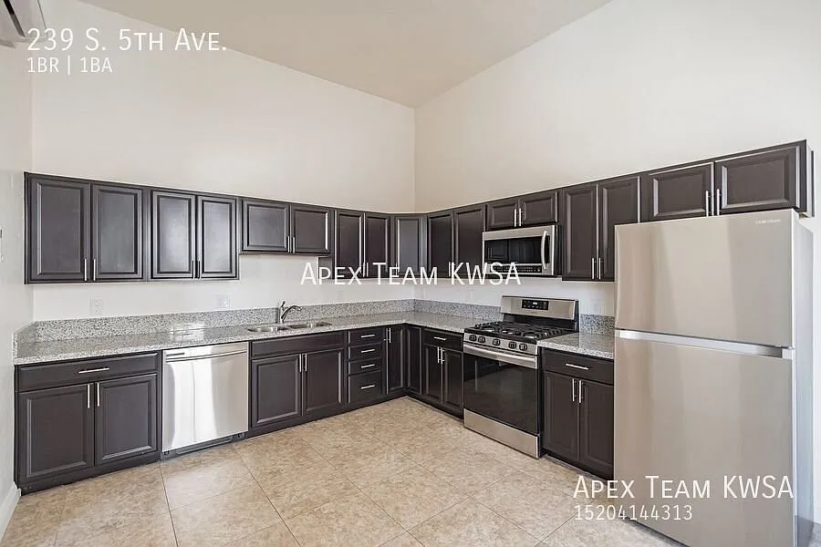 $915- 1 Bed / 1 Bath Unit Located in Armory Park! — Photo 2